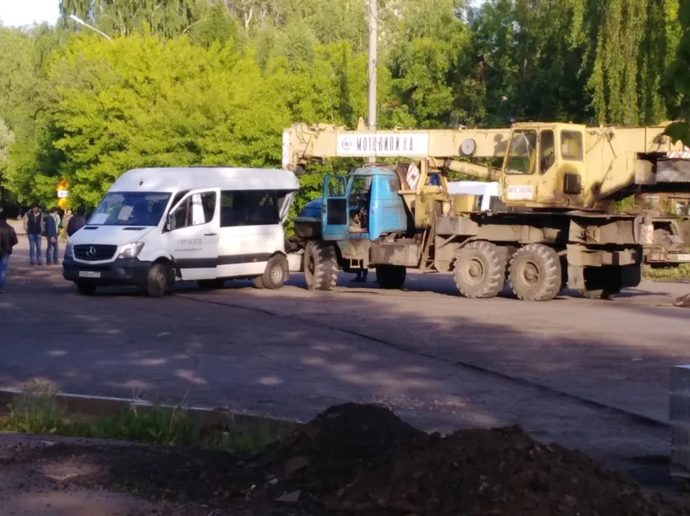 В Ярославле автокран протаранил маршрутку