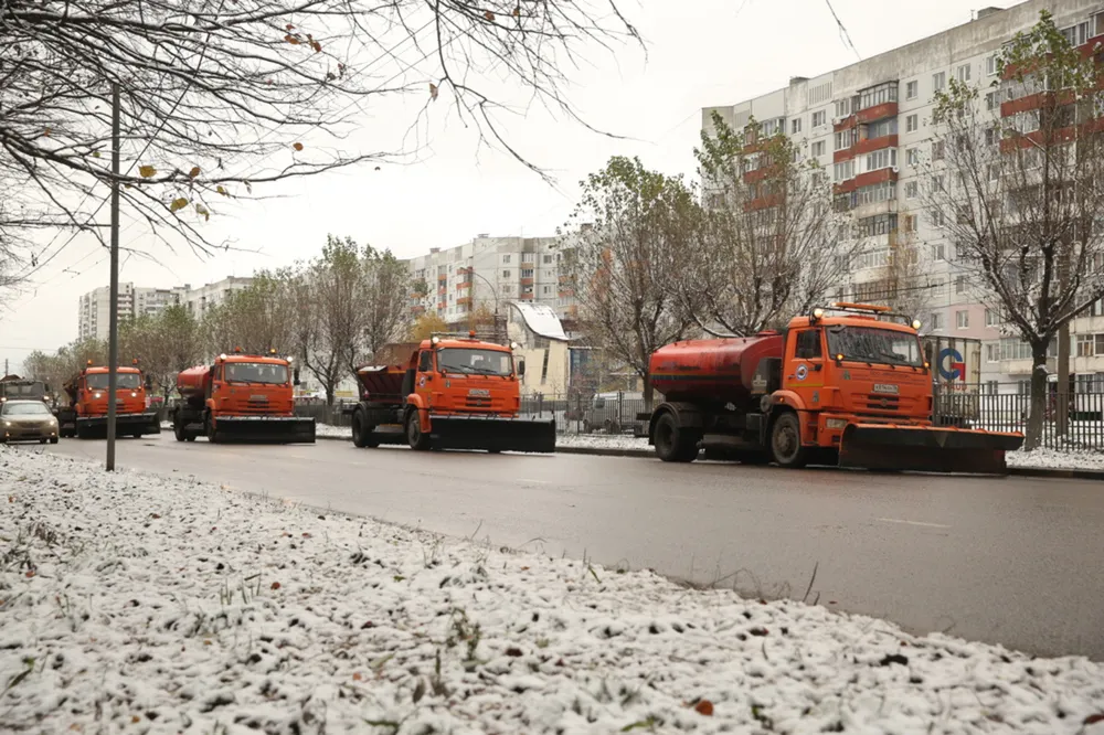 Первый снегопад в Ярославле: коммунальщики вышли на масштабную уборку