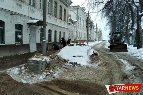 «Работают бесплатно?»: в Ярославле продолжают укладывать плитку на Красном съезде