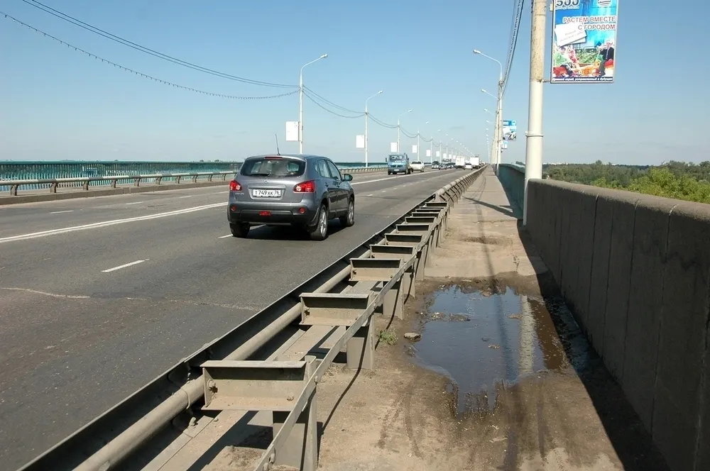 Велосипедист, получивший травмы на Октябрьском мосту, подал в суд на мэрию Ярославля