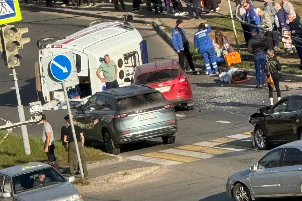 В Тутаеве после ДТП перевернулась «скорая»