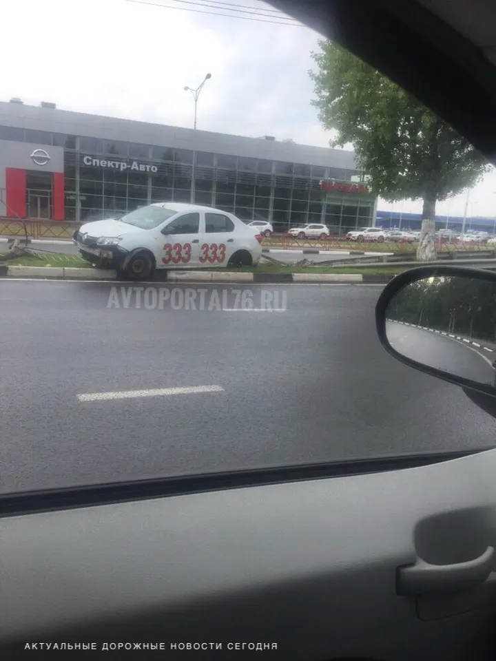 В Ярославле у такси на скорости оторвало колесо