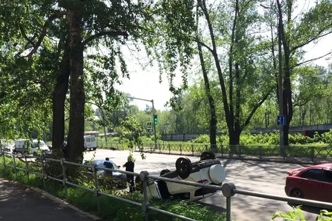 В Ярославле перевернулся автомобиль