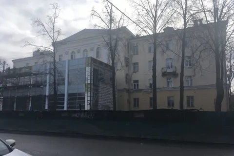 «А так можно?»: ярославцы возмущены пристройкой из стекла к зданию на улице Победы