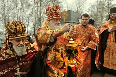 В Ярославль прибыл благодатный огонь. Фоторепортаж