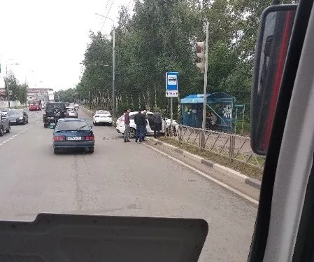 В Ярославле «Лада» едва не снесла остановку