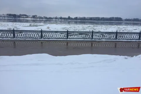 В Ярославле затопило Волжскую Набережную: видео