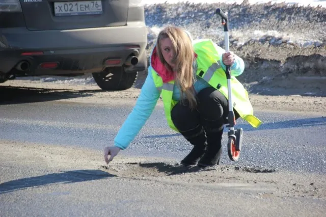 В Ярославле обследовали улицу Слепнева, находящуюся на гарантии после ремонта