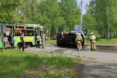 В Ярославле «Газель» перевернулась от столкновения с трамваем