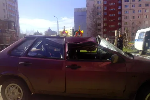 Ярославца при падении с девятого этажа спас автомобиль