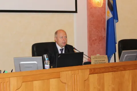 Детская площадка в центре Ярославля раскола ряды депутатов муниципалитета