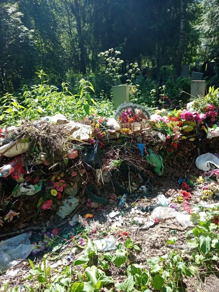 На рыбинском кладбище мусор складируют на старые могилы