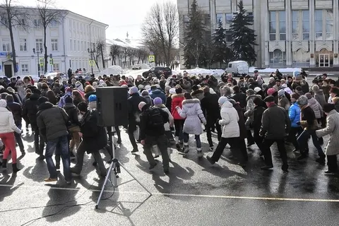 В Ярославле на Советской площади станцевали буги-вуги. Фоторепортаж