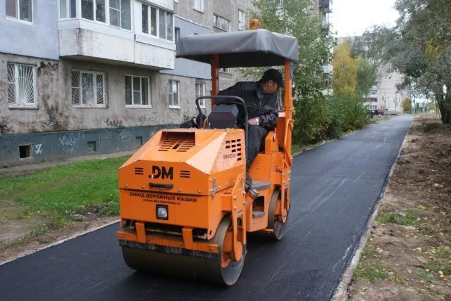 На улице Строителей в Ярославле асфальтируют тротуары шириной три метра