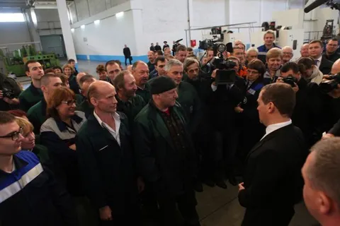 Премьер-министр РФ Дмитрий Медведев посетил ОАО «Тутаевский моторный завод» в Ярославской области