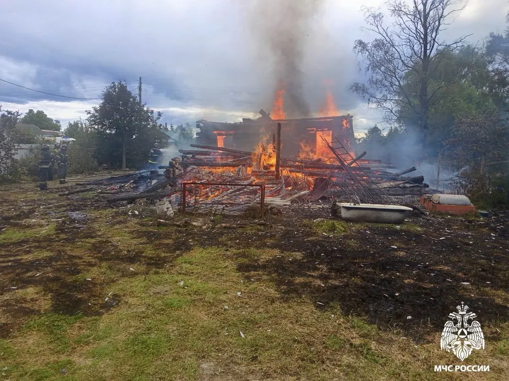 В деревне под Ярославлем сгорели два дома