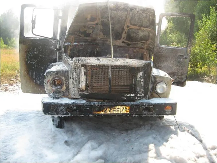 В Любимском районе от горящего автобуса остался только остов