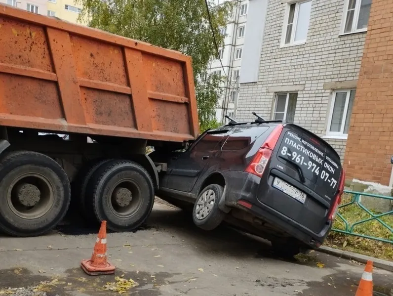 В ярославском дворе грузовик смял припаркованную машину