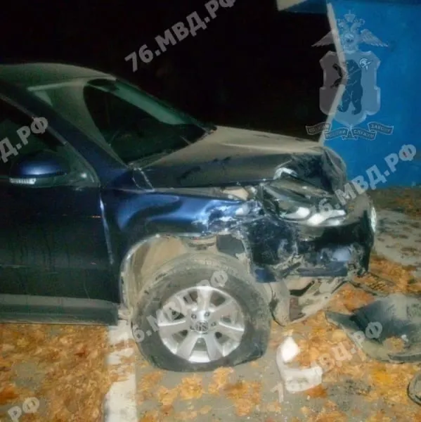 В Ярославской области пьяный водитель врезался в остановку с людьми