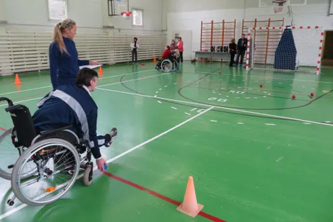 В Ярославле инвалиды-колясочники играли в боччу