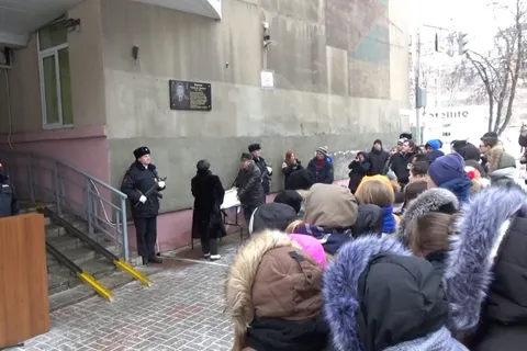 В Ярославле установили мемориальную доску полицейскому, убитому диджеем