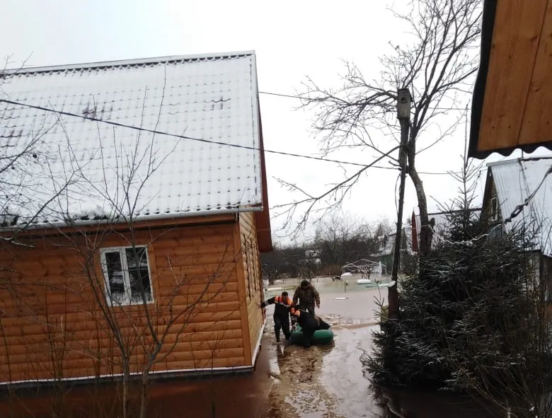 Ярославские спасатели эвакуируют людей из затопленных домов