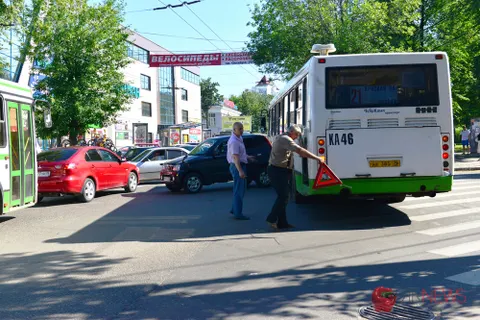 На Октябрьской площади Ярославля огромная пробка