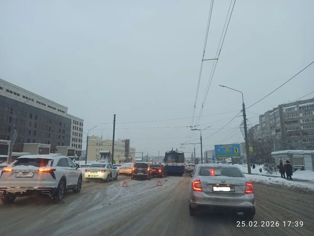 Ярославль встал в гигантских пробках