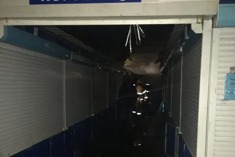 На Дзержинском рынке в Ярославле начался пожар