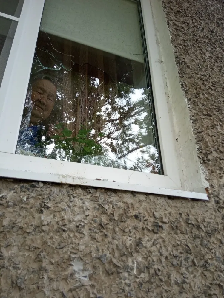 «Бабушка плачет»: пенсионерке, сделавшей замечание хулиганам, разбили окно