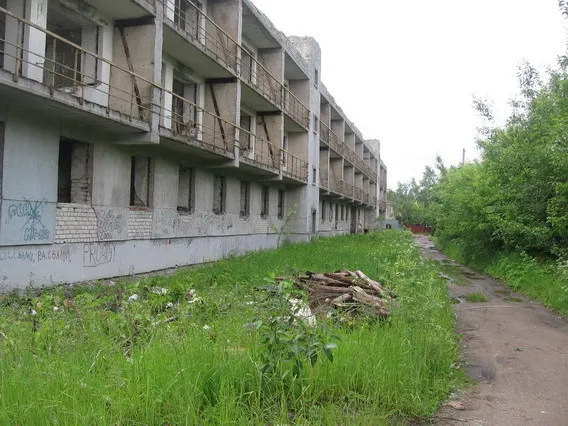 В Ярославской области прокуратура требует оградить заброшенное здание