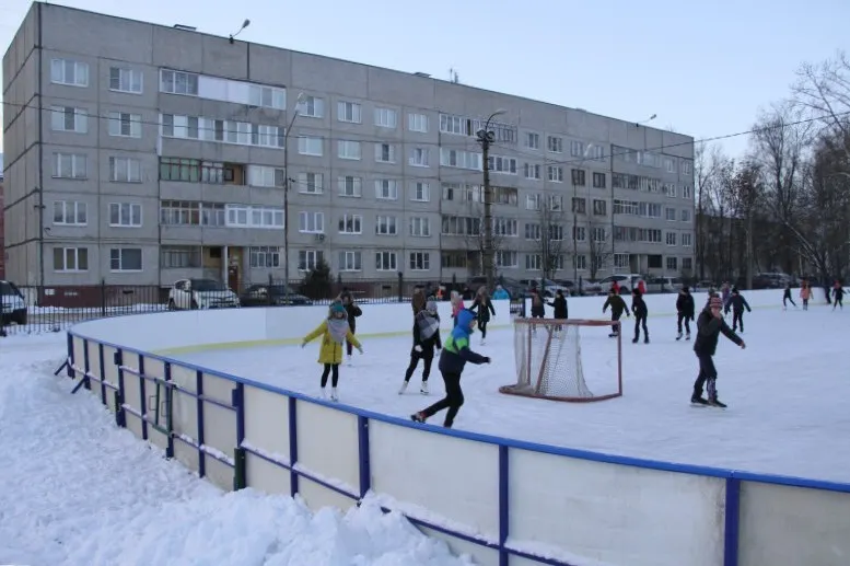 В одной из рыбинских школ уроки физкультуры проводят на катке