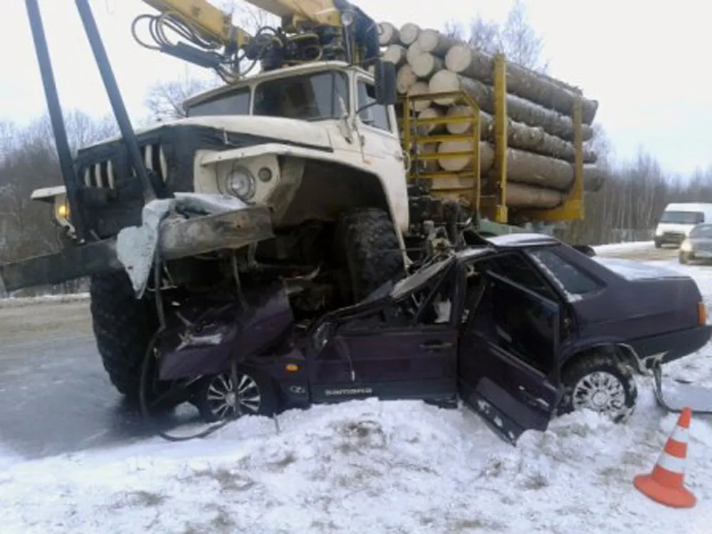 В Рыбинском районе лесовоз смял «ВАЗ-21099»