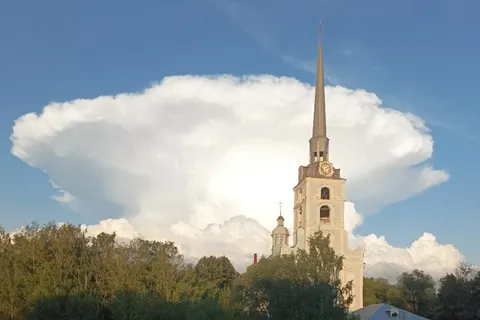 Над Ярославской областью зависли облака в виде летающих тарелок