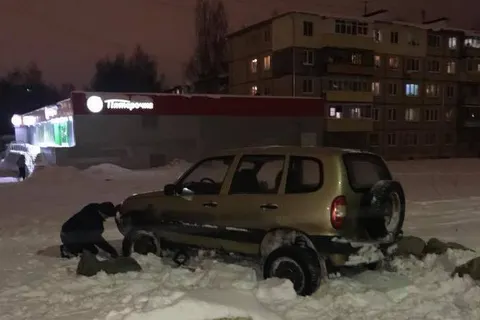 Сюрприз под снегом: в Ярославле внедорожник застрял на рельсах