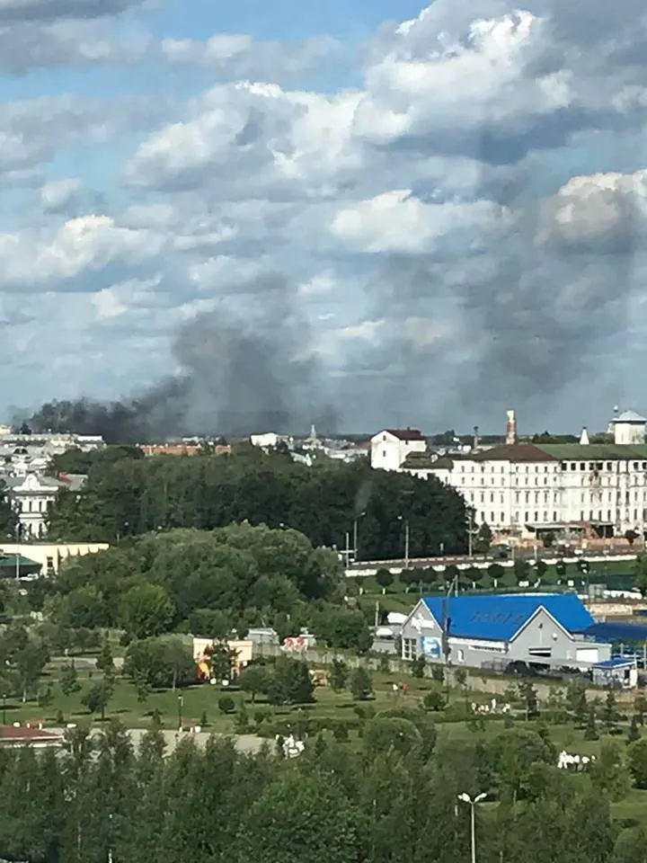 В Ярославле горит недострой «Волков-Плаза»