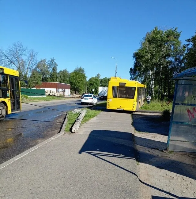 В Ярославле желтый автобус снес столб