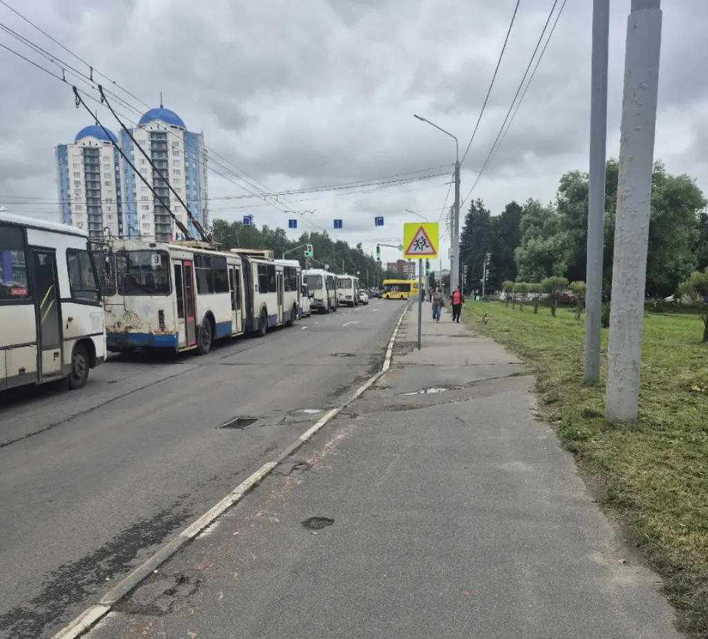В Ярославле из-за перекрытия выезда на Москву поменяли схему движения автобусов