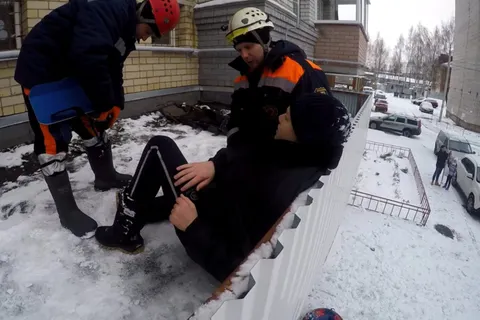 В Ярославле ребёнок выпал с третьего этажа, пытаясь достать мяч: фото