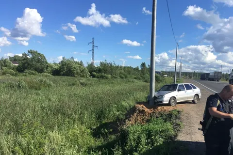 Под Ярославлем легковушка врезалась в столб