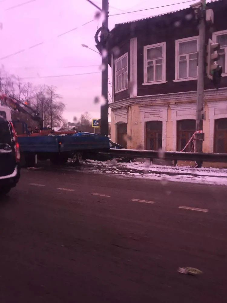 В Ярославле ликвидируют последствия смертельного ДТП: Московский поехал