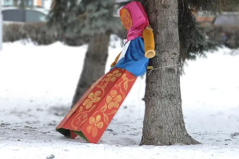 В центре Ярославля начался конкурс масленичных кукол. Фоторепортаж