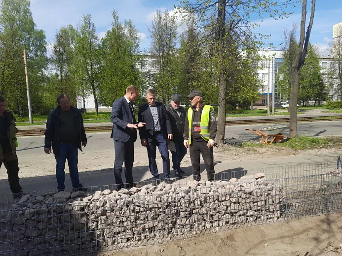 Время собирать камни: в Ярославле монтируют ограждение Юбилейного парка