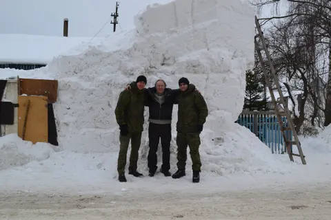 В Ярославле смастерили гигантскую собаку-горку из сугробов