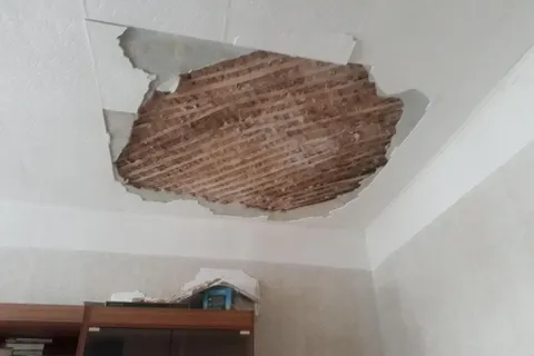 Спасло чудо: в Ярославле на бабушку обрушился потолок 