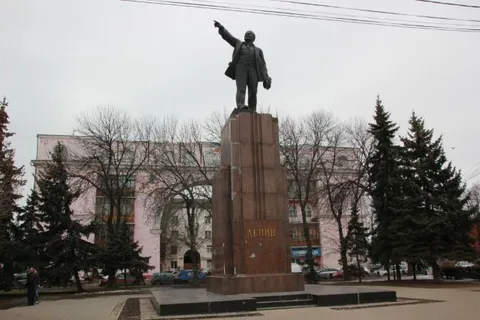 На памятнике Ленину в центре Ярославля восстановили гранитную плиту