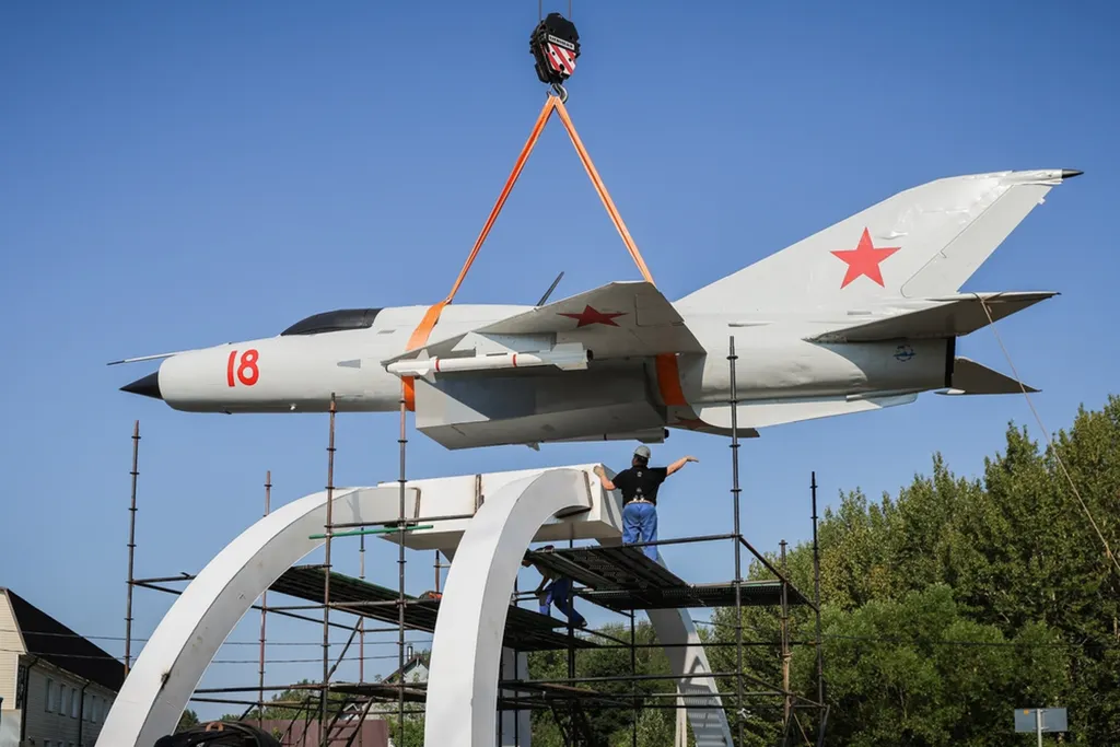 В Рыбинске установили самолёт-памятник