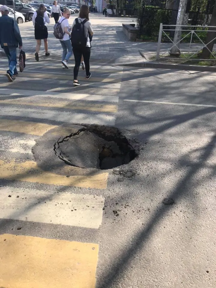 В Ярославле на отремонтированной дороге открылся «портал»