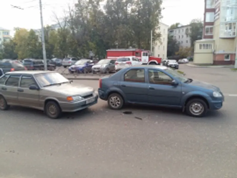 В центре Ярославля столкнулись две легковушки