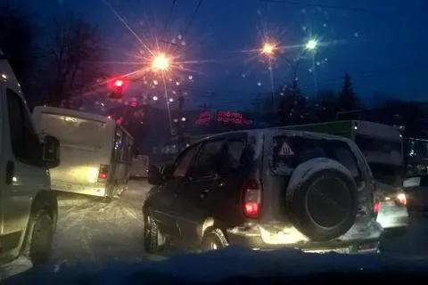 Тройная авария с автобусом в центре Ярославля вызвала коллапс: подробности